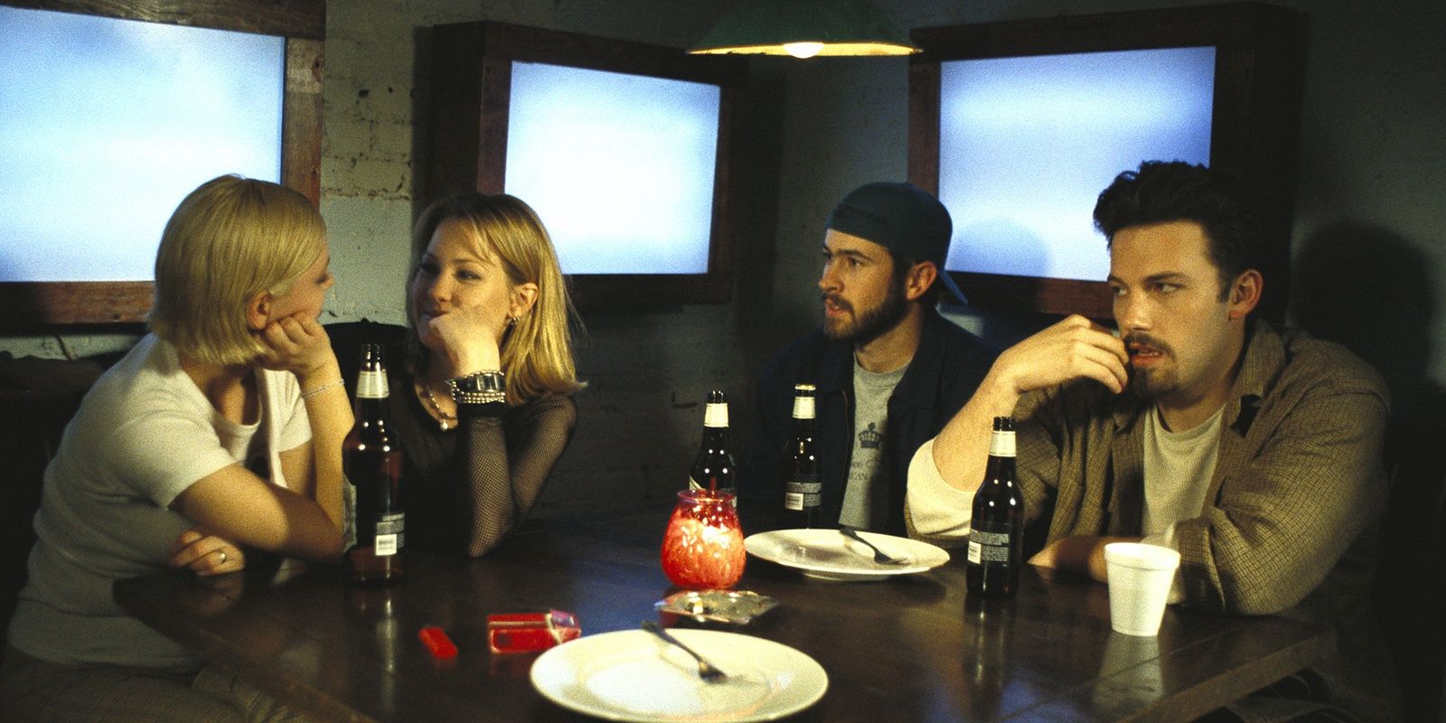 Holden, Banky, Alyssa, and Alyssa's girlfriend at a bar in Chasing Amy