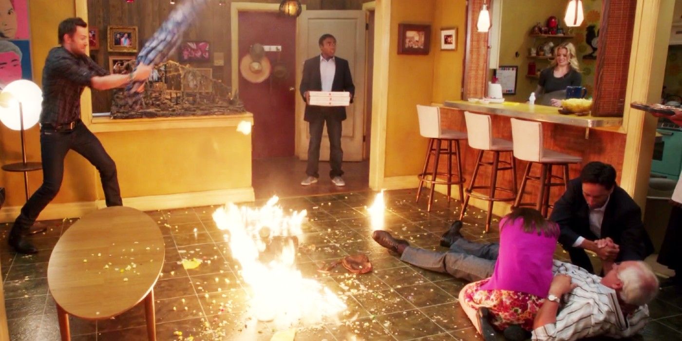 Uma imagem de Troy carregando uma caixa de pizza para dentro do apartamento em Community