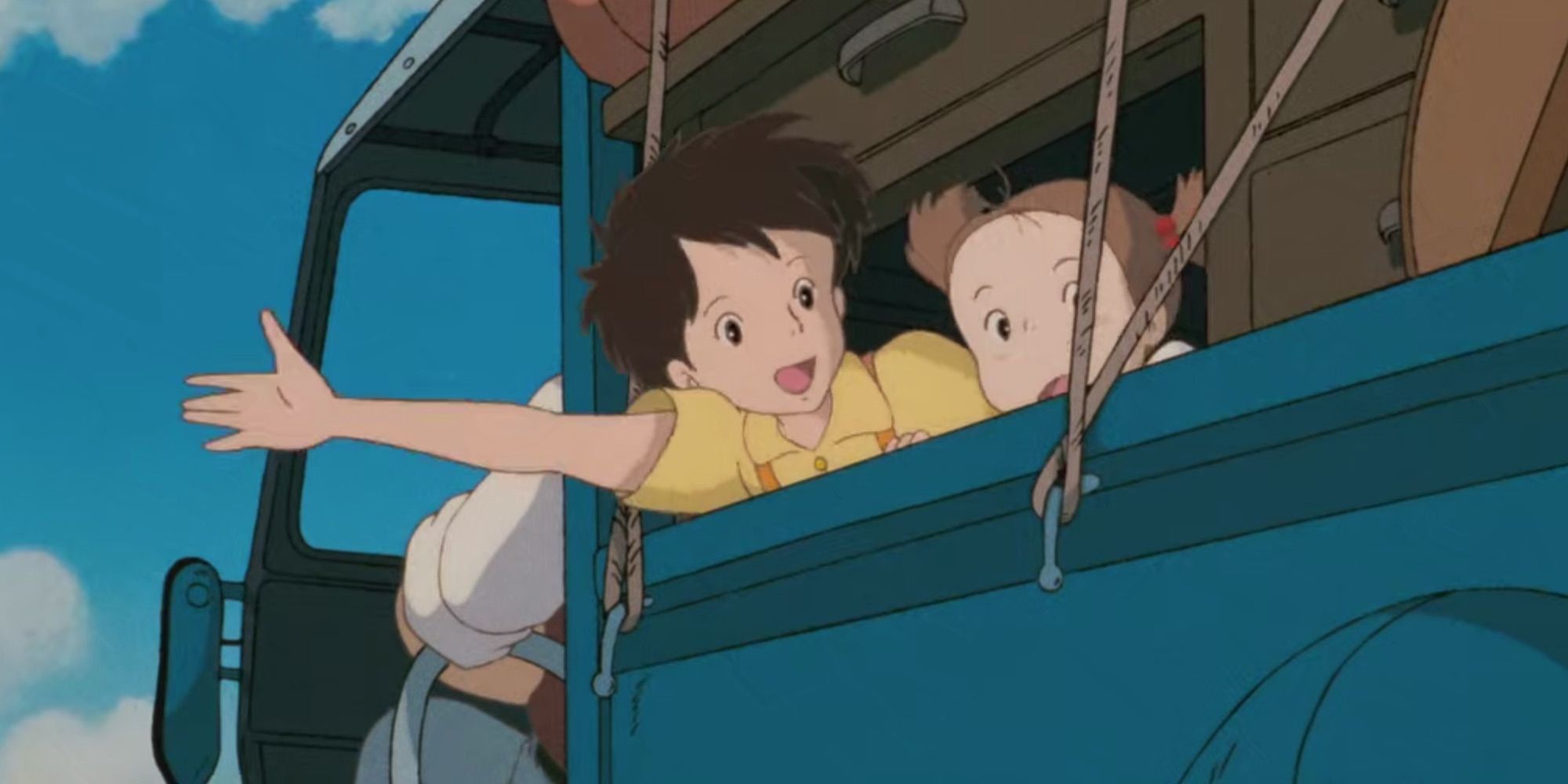 Mei e Satsuki acenam de seu lugar no caminhão de mudança em My Neighbor Totoro