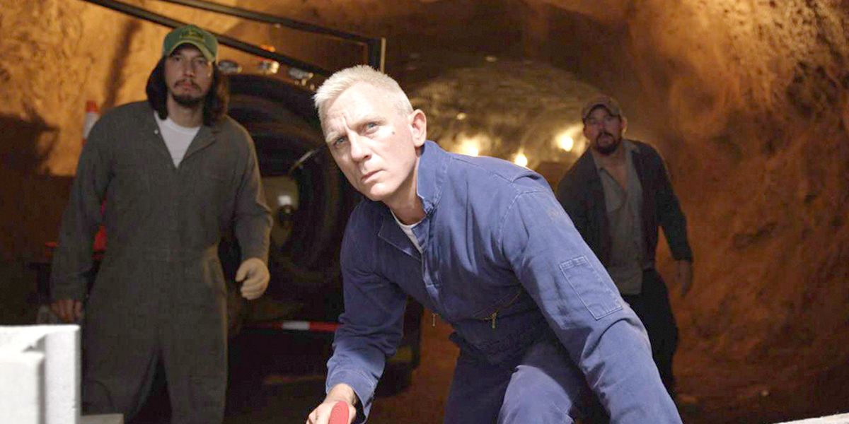 Daniel Craig stands in the tunnel with the Logan brothers in Logan Lucky (2017)