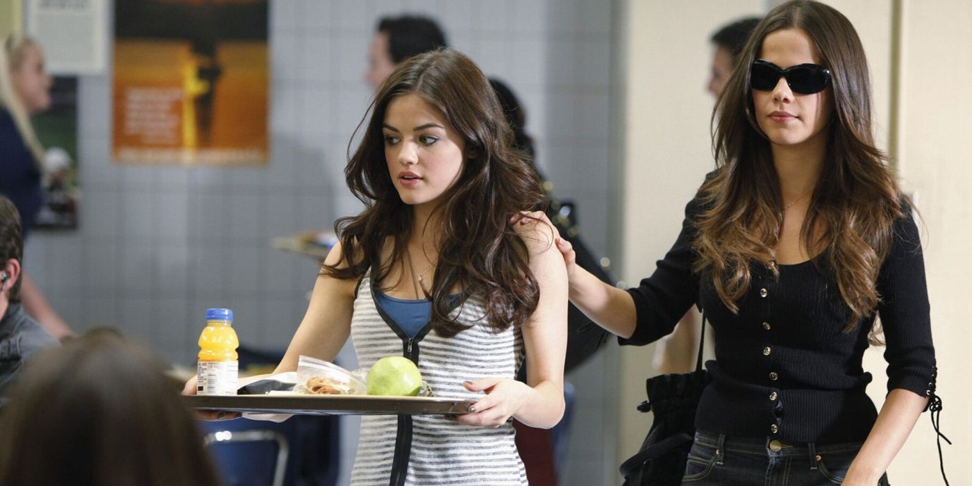 Aria and Jenna walking in the school cafeteria on Pretty Little Liars