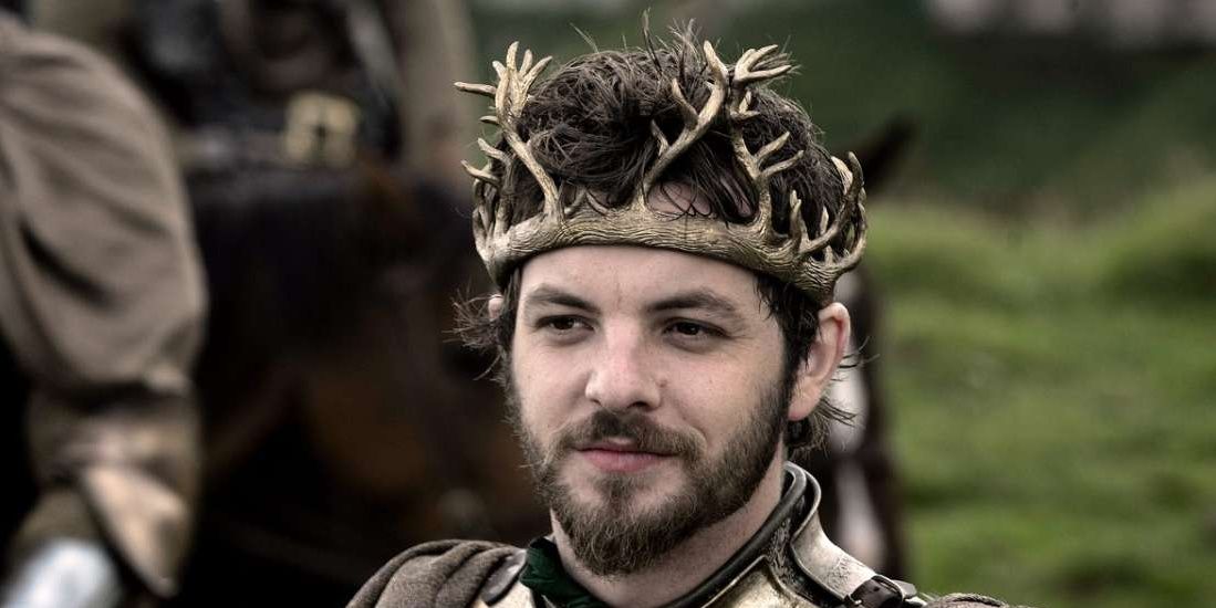 Renly wearing his Baratheon crown and smiling in Game of Thrones.