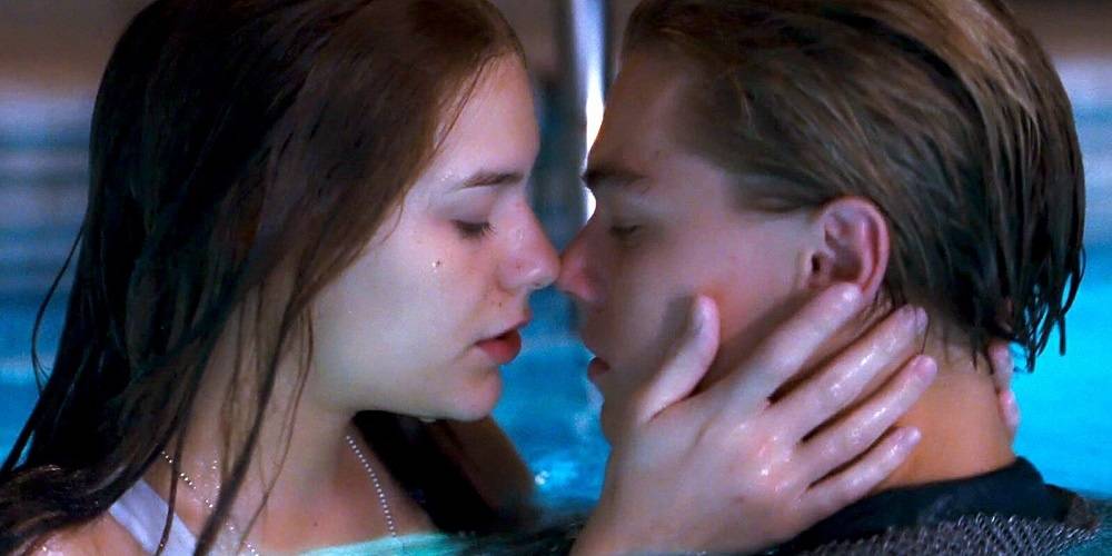 Uma imagem de Romeu e Julieta prestes a se beijar na piscina no filme de 1996, Romeu + Julieta