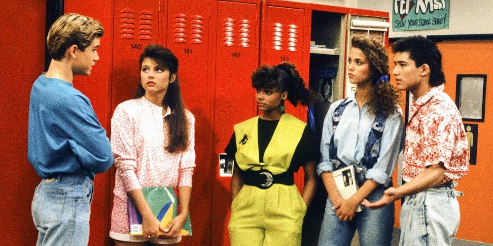 Zack, Kelly, Lisa, Jessie, and Slater at lockers on Saved by the Bell