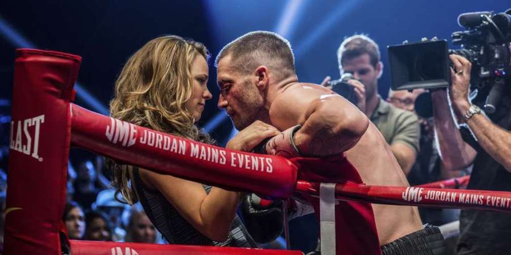 Jake Gyllenhaal leans towards Rachel McAdams in a boxing ring in Southpaw