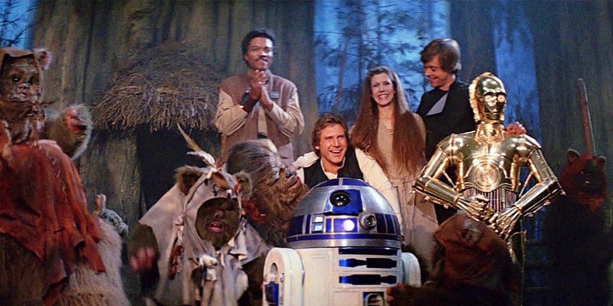 Luke, Han, Leia, Lando, R2, C3-PO e os Wookies em uma fogueira