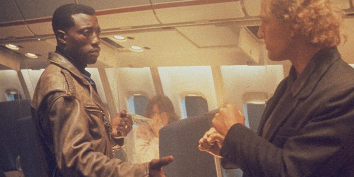 Wesley Snipes facing the villain in Passenger 57