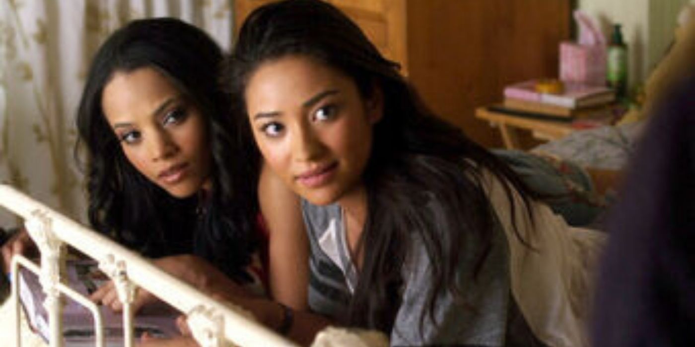 Maya and Emily in a bedroom on Pretty Little Liars