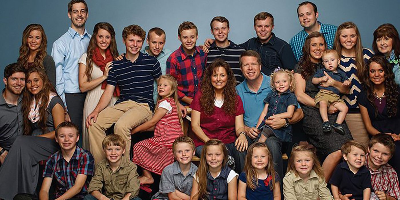 19 kids and counting cast shot everyone smilng