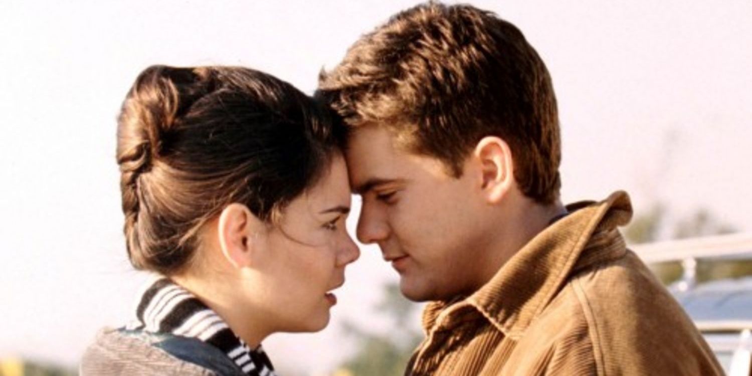 Joey and Pacey embrace in Dawson's Creek