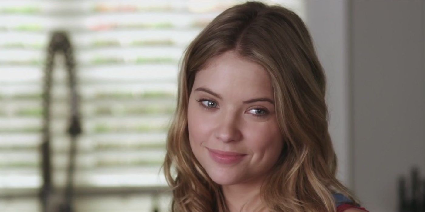Hanna Marin smiling at someone in Pretty Little Liars