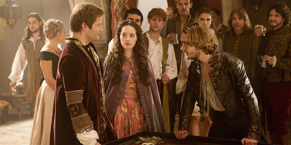 The court assembles in Reign