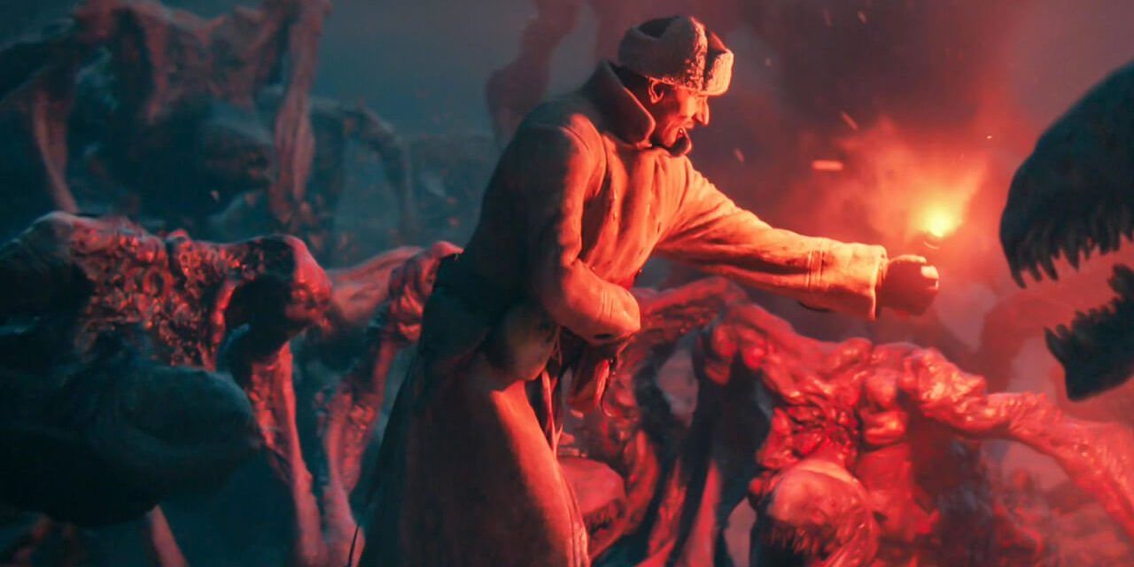 Un hombre sostiene una bengala ardiente mientras los extraterrestres lo rodean en Love, Death & Robots.