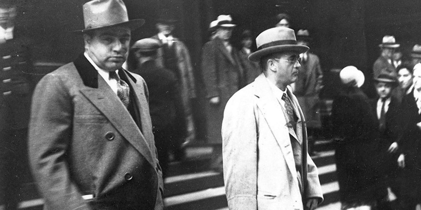 Al Capone marche en noir et blanc