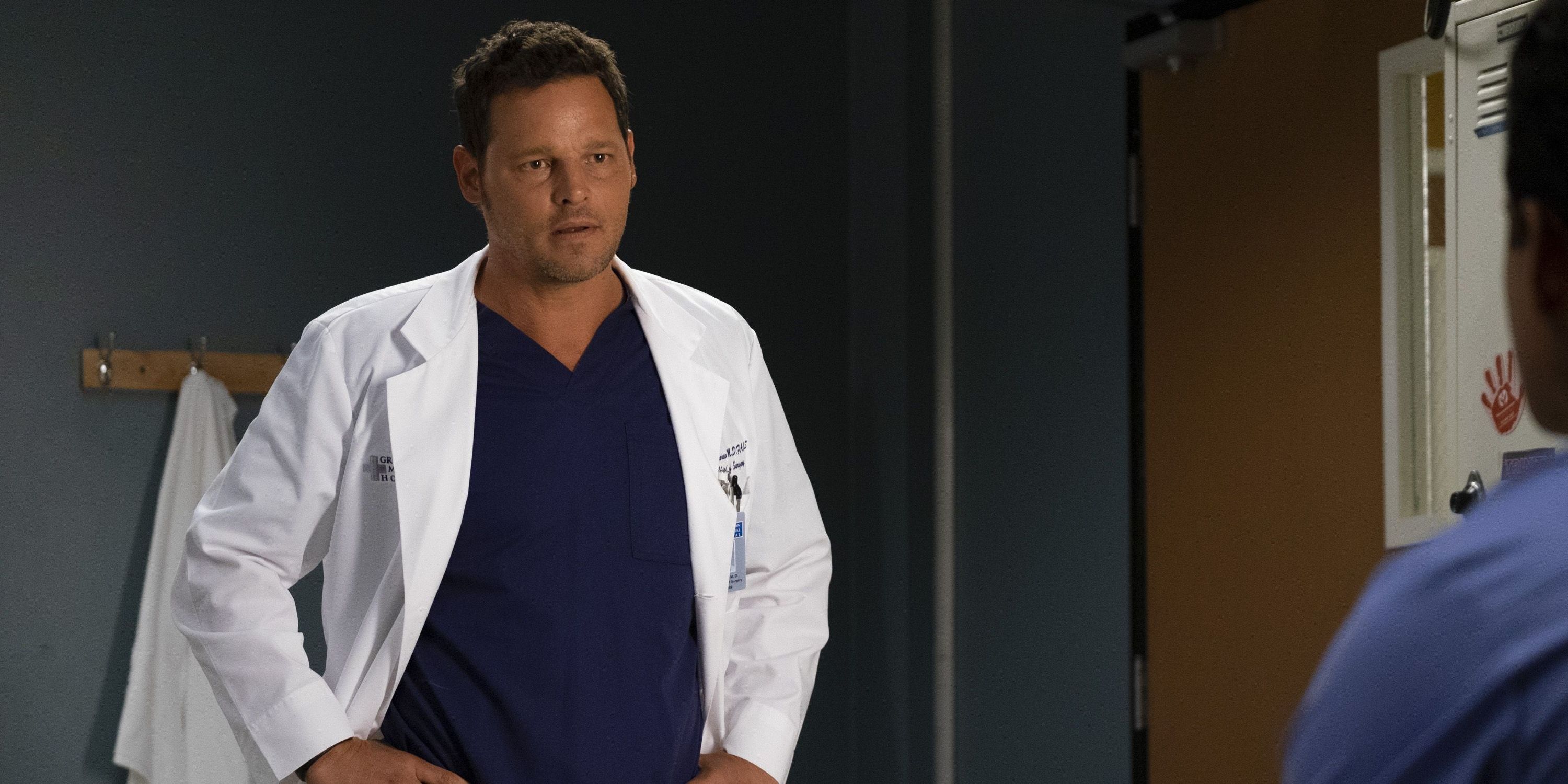 Uma imagem de Alex Karev vestindo seu uniforme azul em Grey's Anatomy