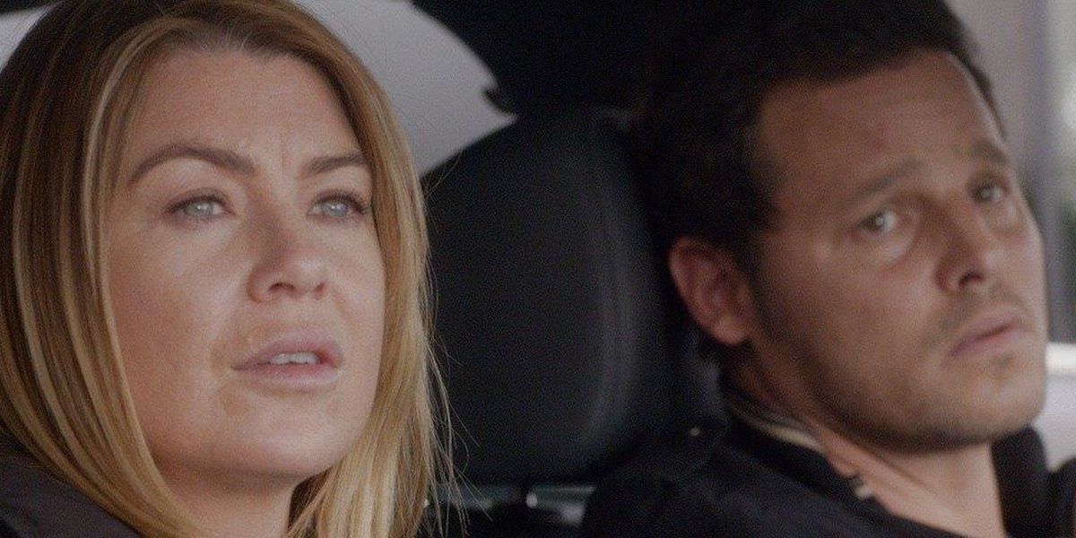 Alex e Meredith em um carro olhando na mesma direção em Grey's Anatomy