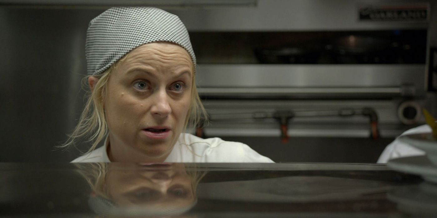 Amy Poehler angry at boyfriend while working in restaurant kitchen in Broad City