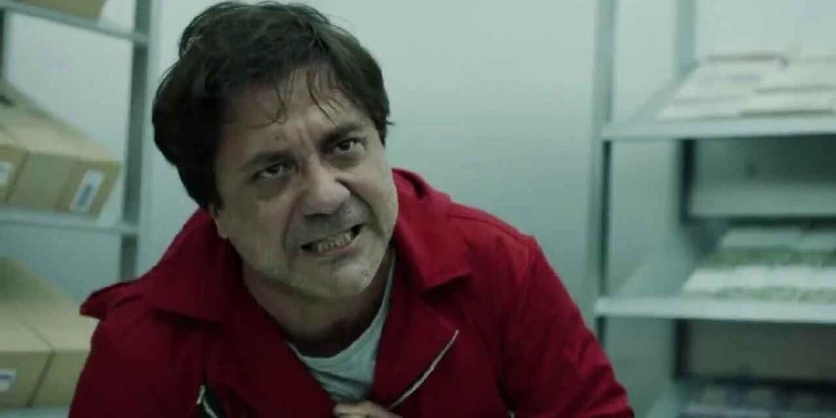 Arturo Roman tries to convince other hostages to escape in Money Heist