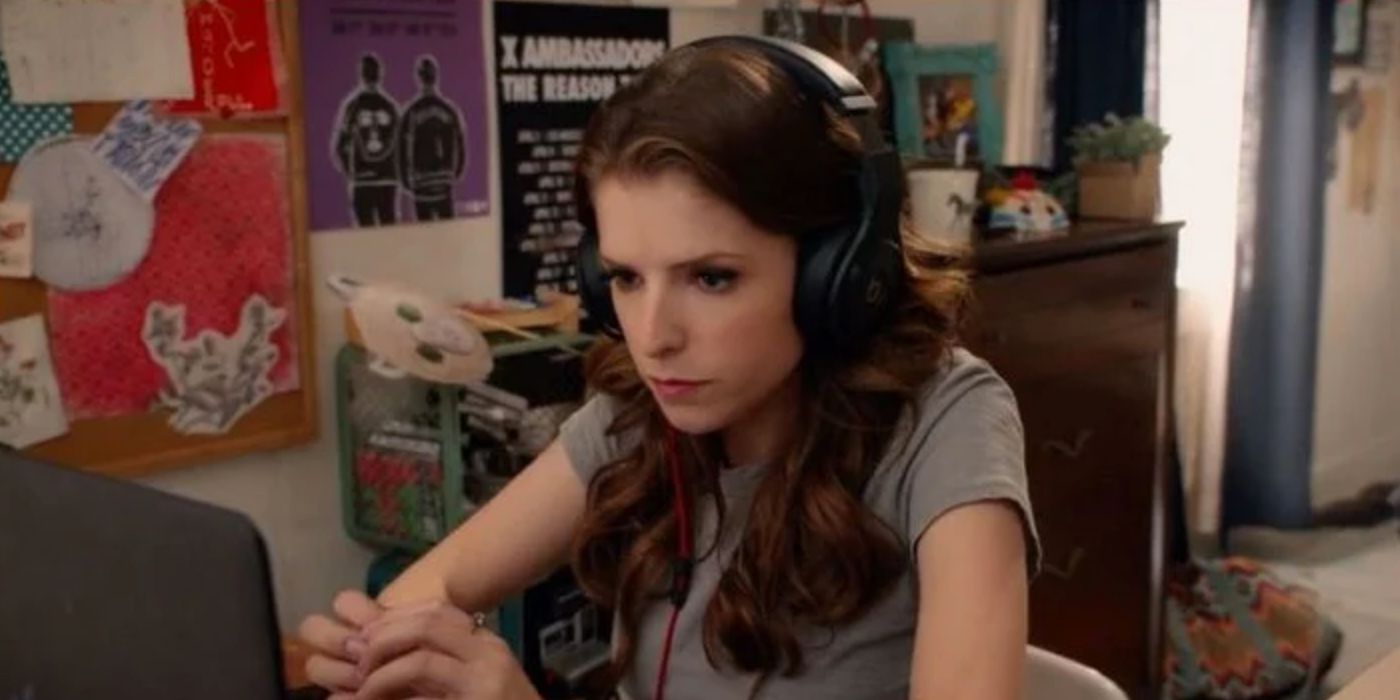 Beca wears her headphones at her computer in Pitch Perfect