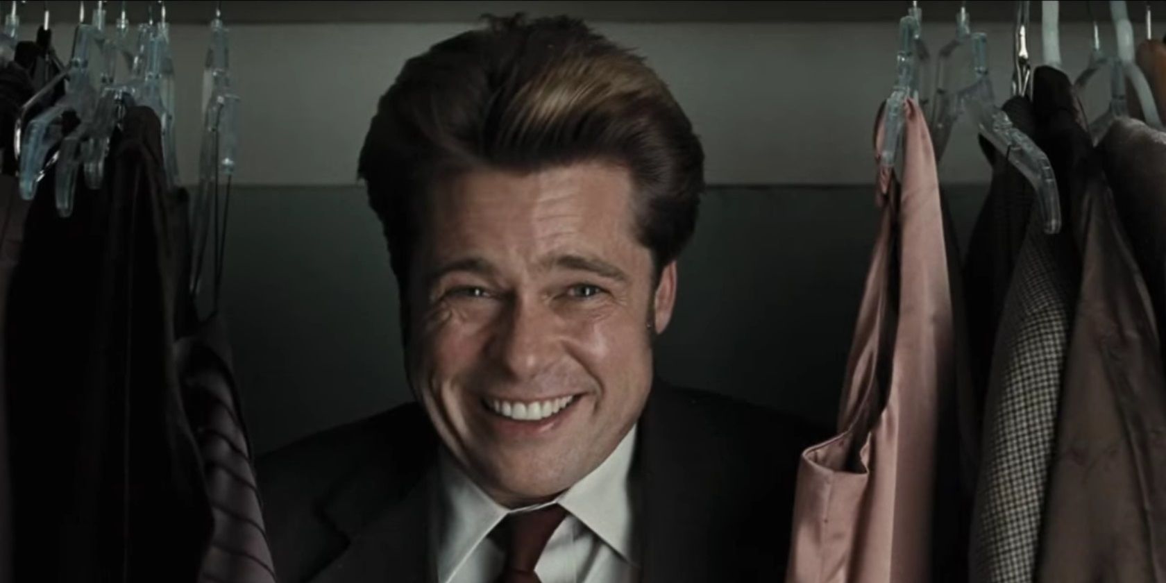  Chad Feldheimer, de Brad Pitt, sorri no armário em Burn After Reading
