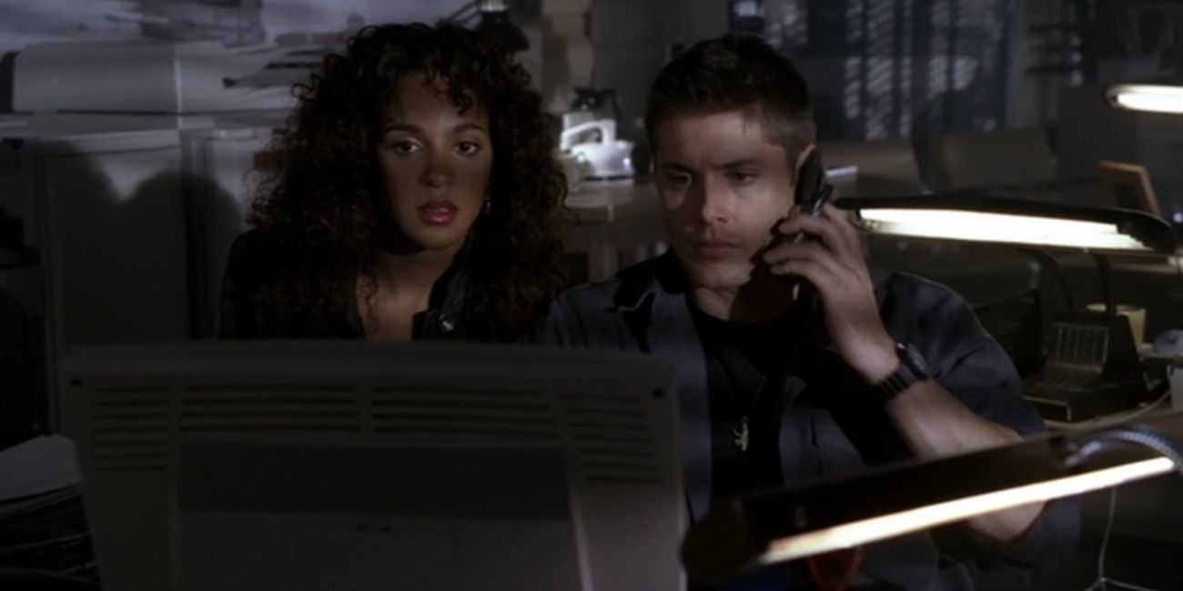 Cassie and Dean looking at a monitor in Supernatural