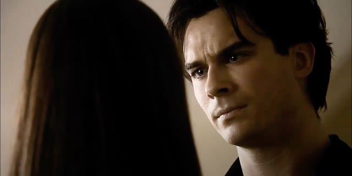 Damon olha para Elena em The Vampire Diaries