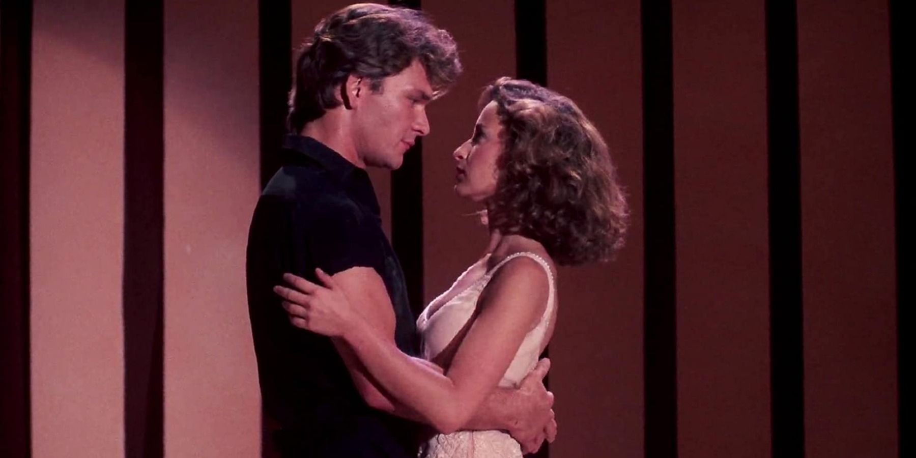 Johnny et Baby s'embrassent et se regardent dans les yeux dans Dirty Dancing