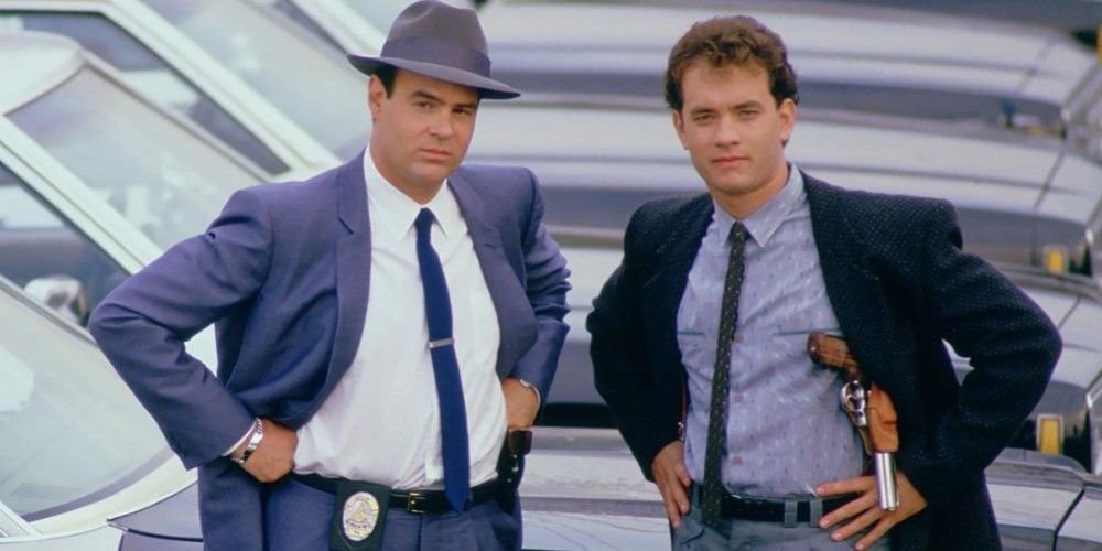 Sgt Joe Friday (Dan Aykroyd) and Pep Streebeck (Tom Hanks) standing with their hands on their hips in Dragnet 