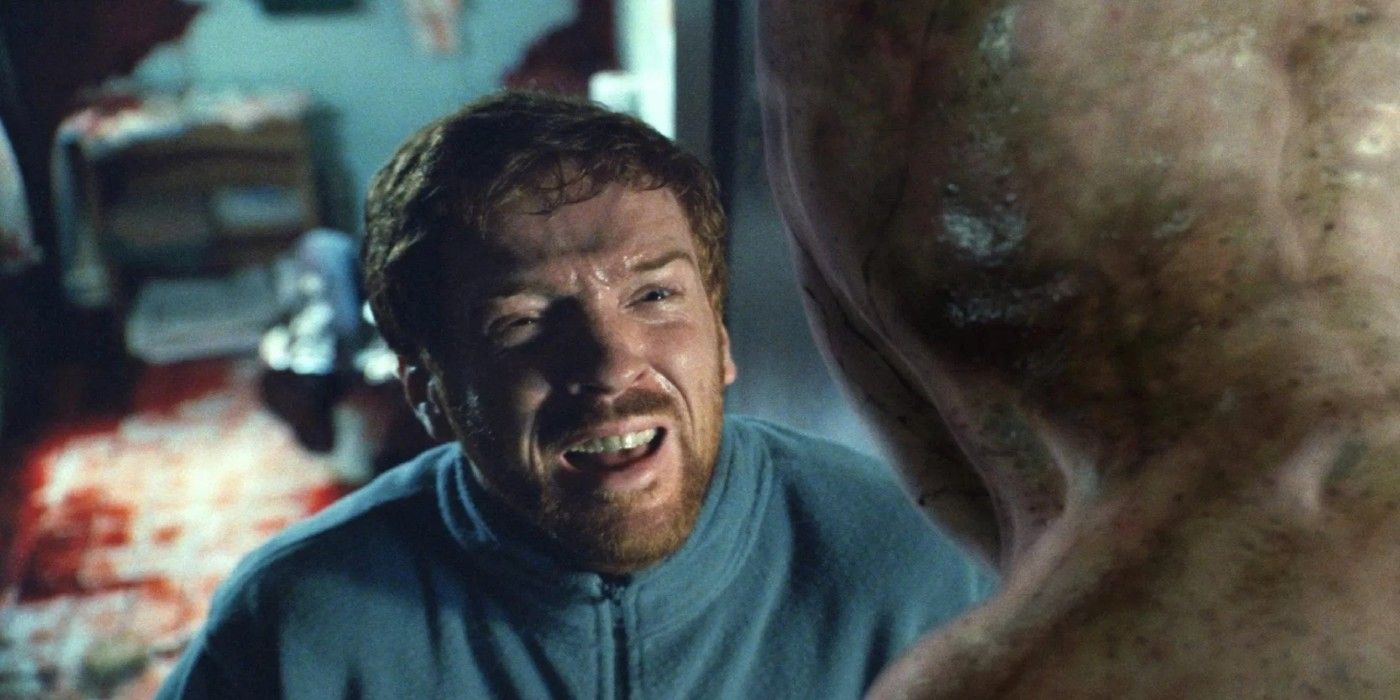 Damian Lewis's Jonesy stares at an alien in Dreamcatcher