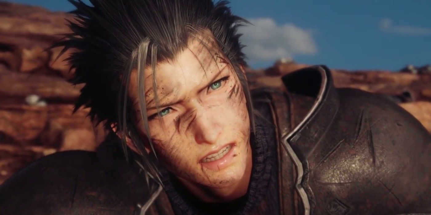 Zack Fair do final de Final Fantasy 7 Remake, perto da morte com sujeira cobrindo seu rosto, olhando além da câmera em um close-up que obscurece quase completamente a paisagem do deserto atrás dele.