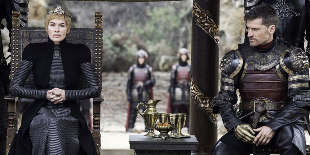Cersei e Jaime sentados lado a lado em Game of Thrones.