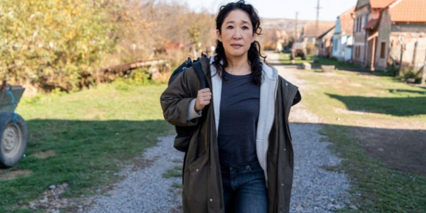 Eve (Sandra Oh) caminhando por uma vila na 3ª temporada de Killing Eve