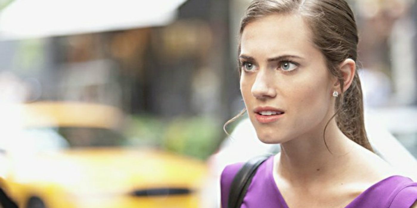 Marnie (Allison Williams) parece irritada na frente de um táxi amarelo em Girls