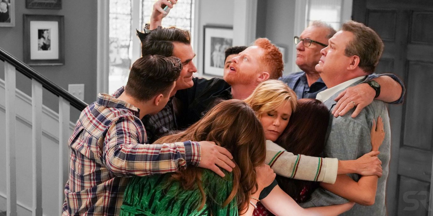 A família se abraçando no final da série Modern Family