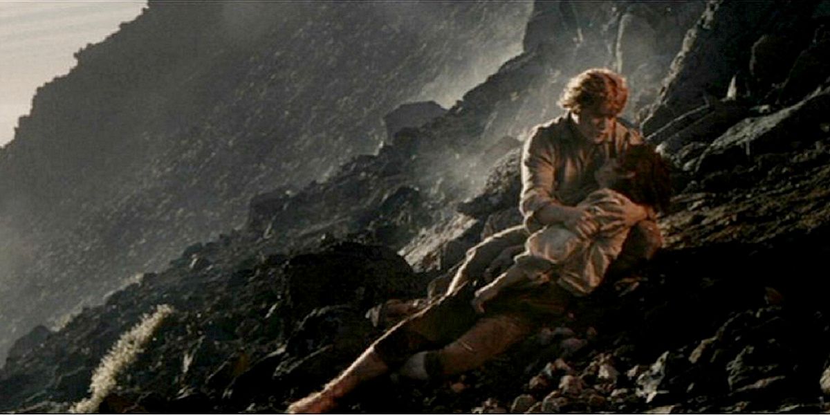 Sam segurando Frodo nas encostas do Monte Doom