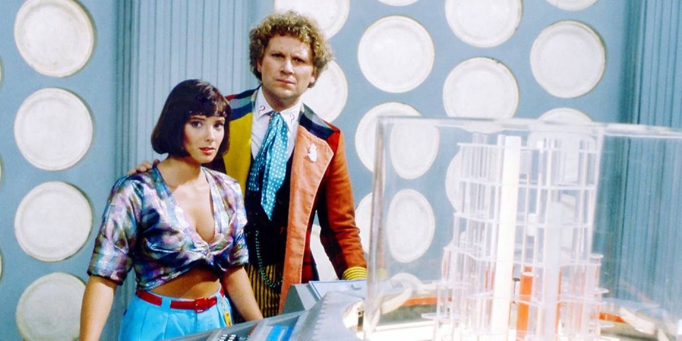 Nicola Bryant como Peri e Colin Baker como Sexto Doutor em Doctor Who