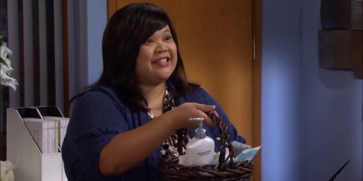 Patrice holding a basket of products in HIMYM