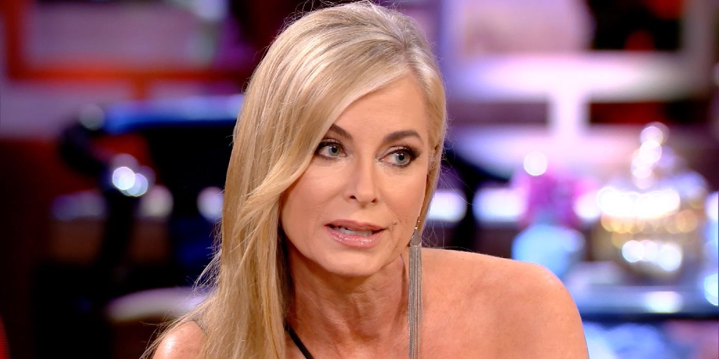 Eileen Davidson conversando com outra dona de casa em uma reunião para RHOBH