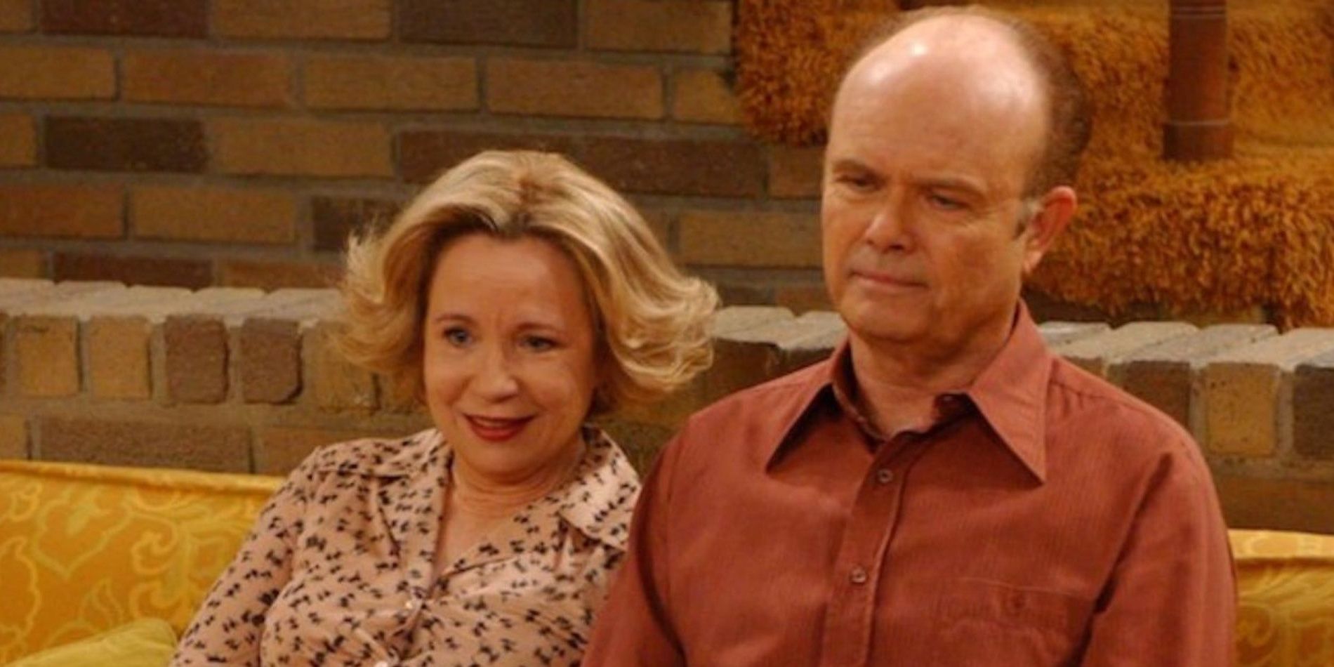 Red e Kitty sentados no sofá em That 70s Show