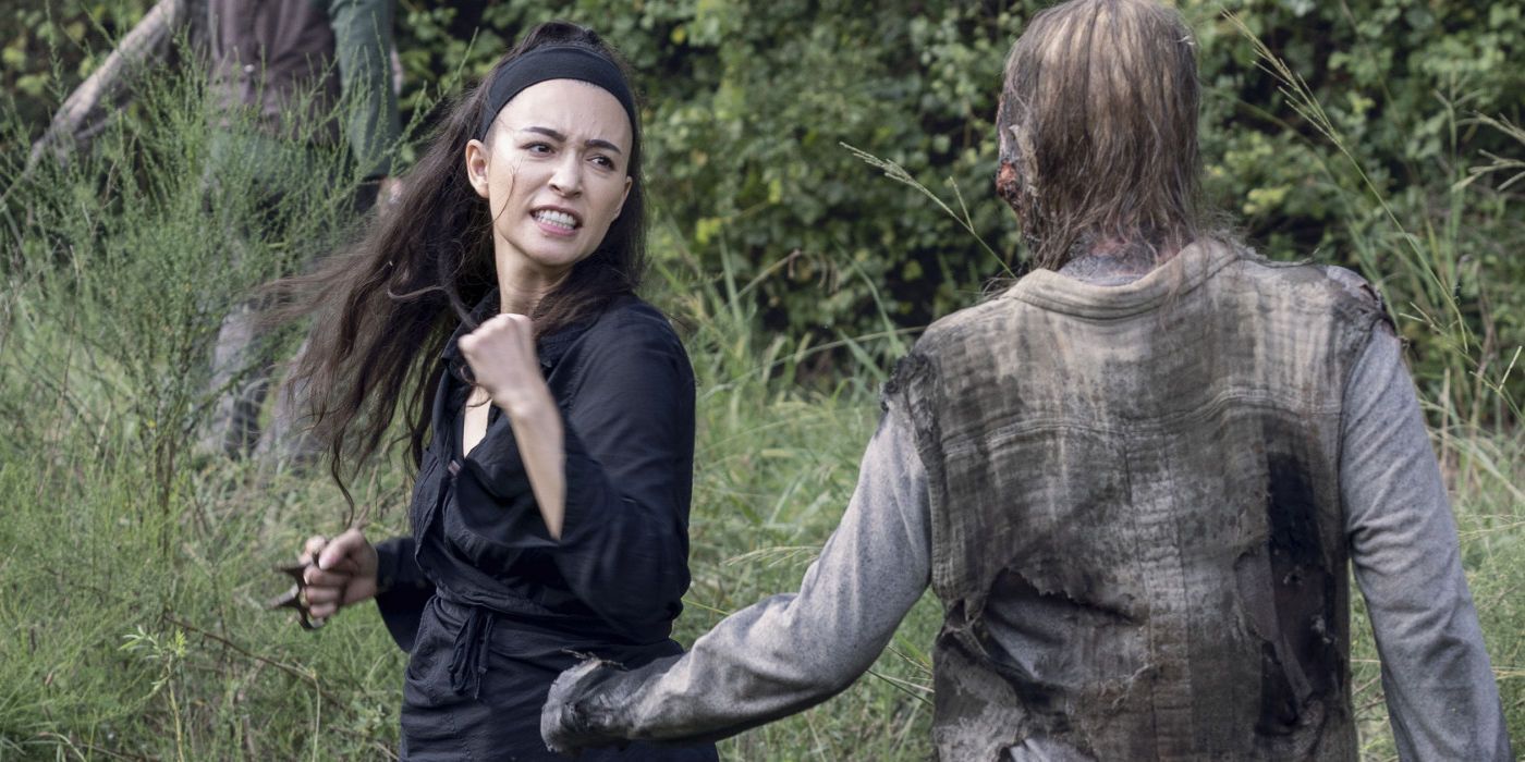Rosita lutando contra um zumbi na 10ª temporada de The Walking Dead