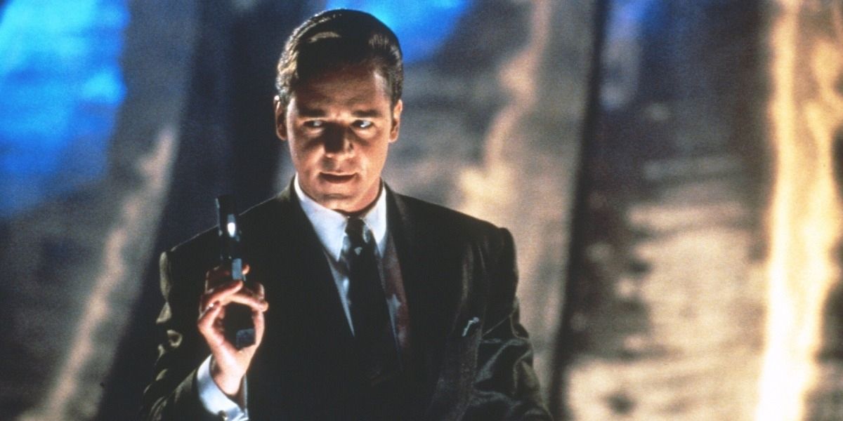 Russell Crowe holding up a gun in Virtuosity