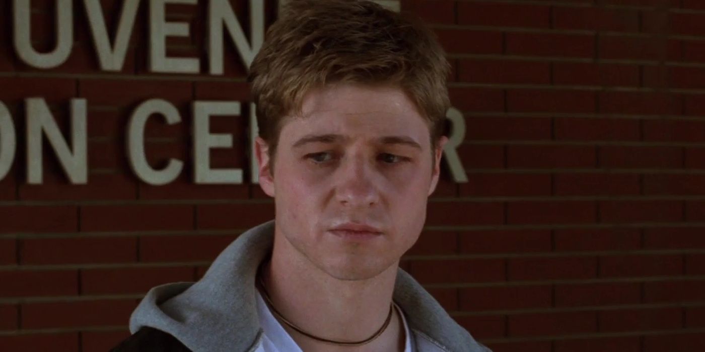Ryan Atwood in front of a wall in The O.C.