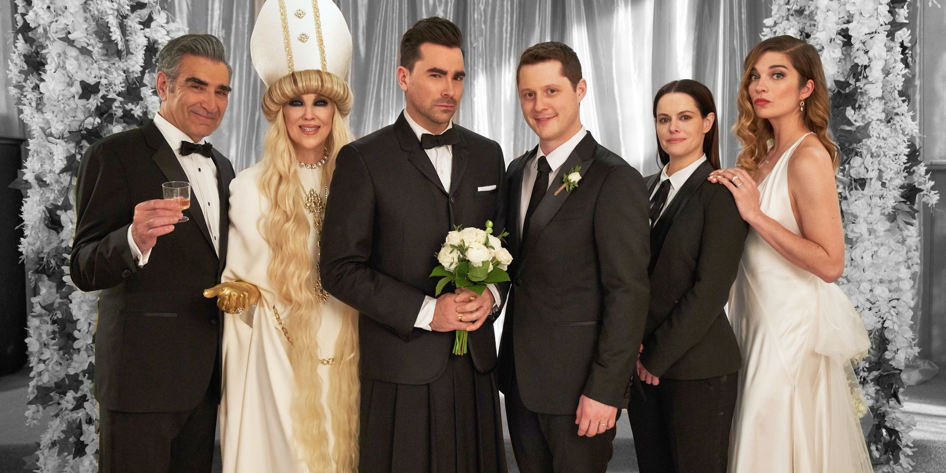 Schitts Creek Season 6 Finale Wedding photo of Rose family with Patrick and Stevie
