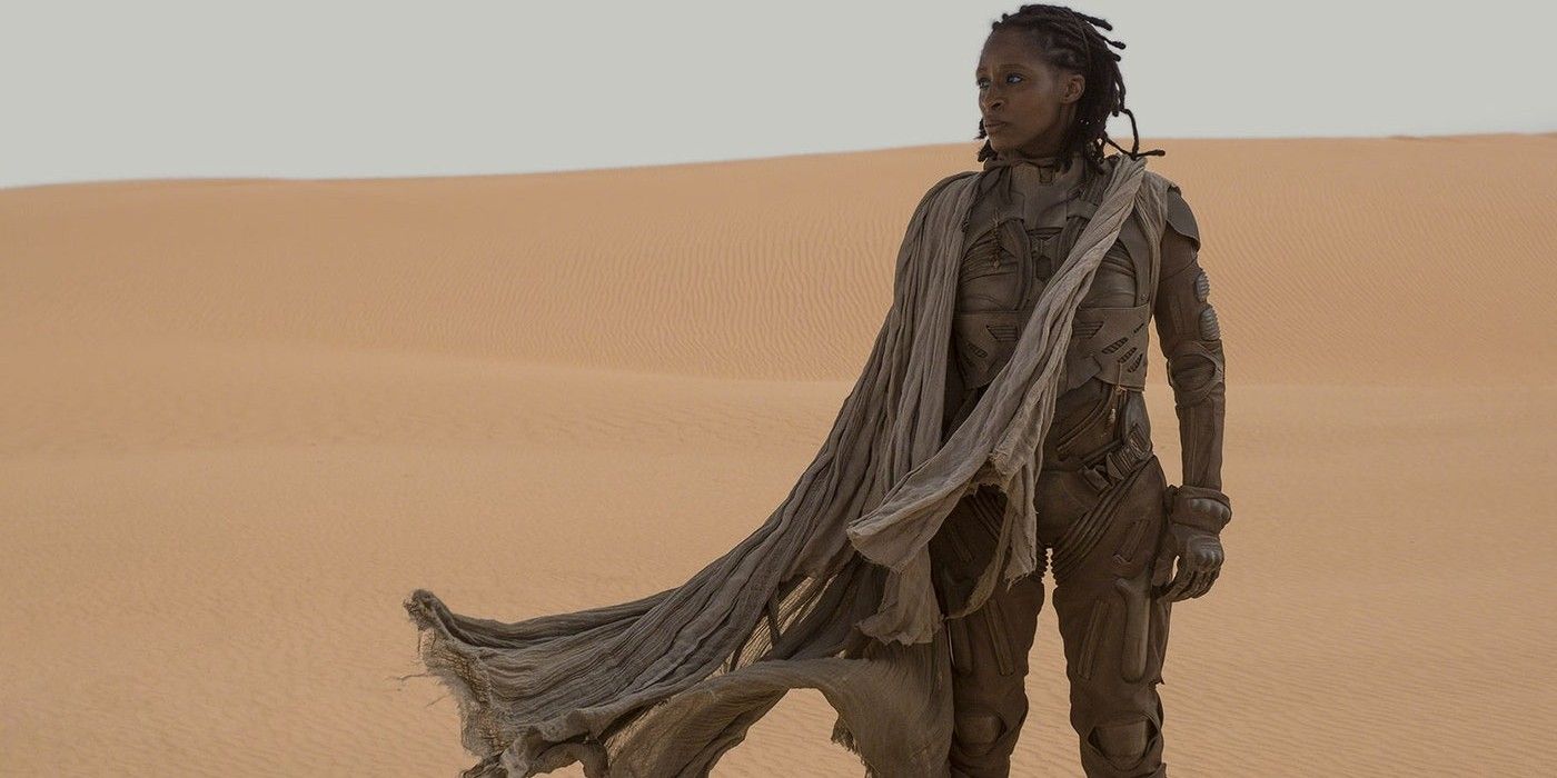 Liet standing in the desert in Dune (2021).