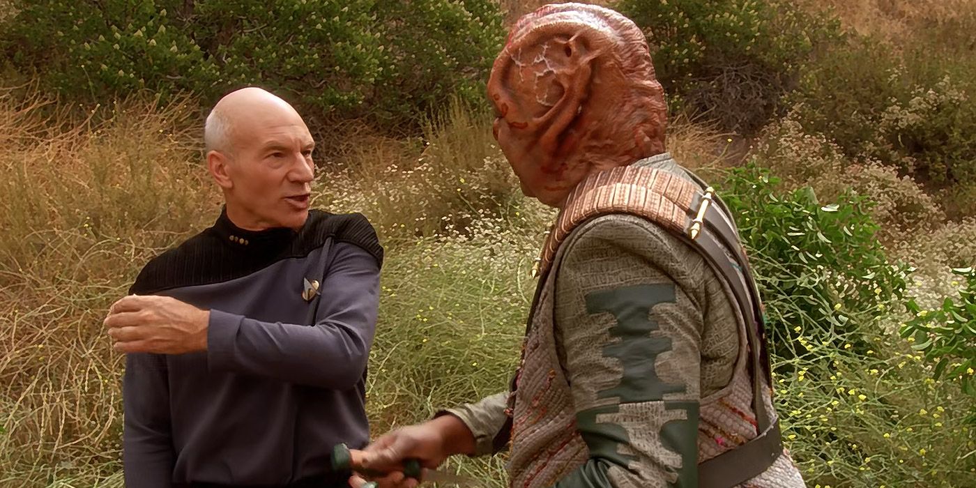 Picard and a Tamarian Captain trying to communicate in Star Trek: The Next Generation