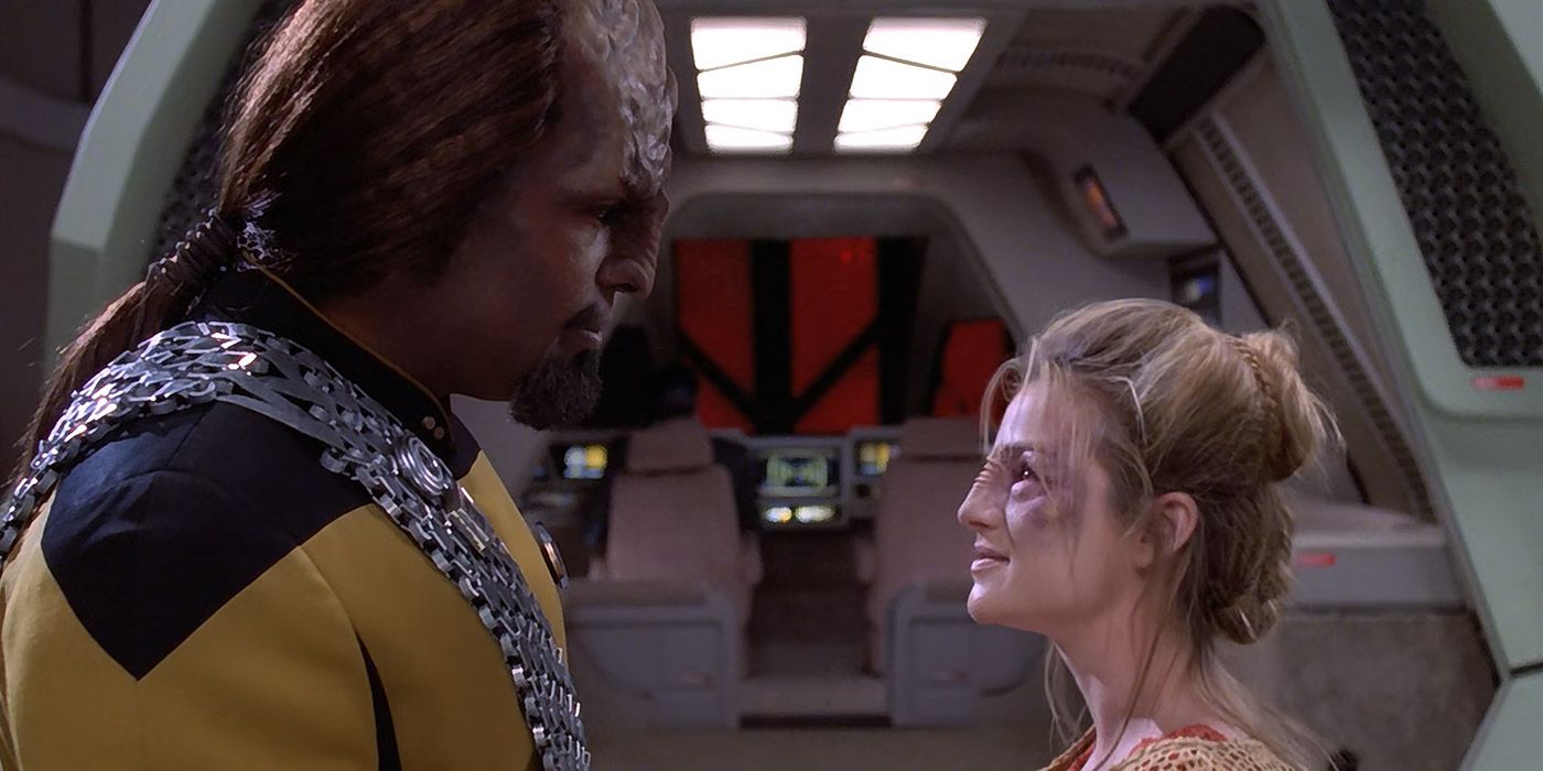 Comandante Worf elogia um jovem alferes em Star Trek: The Next Generation