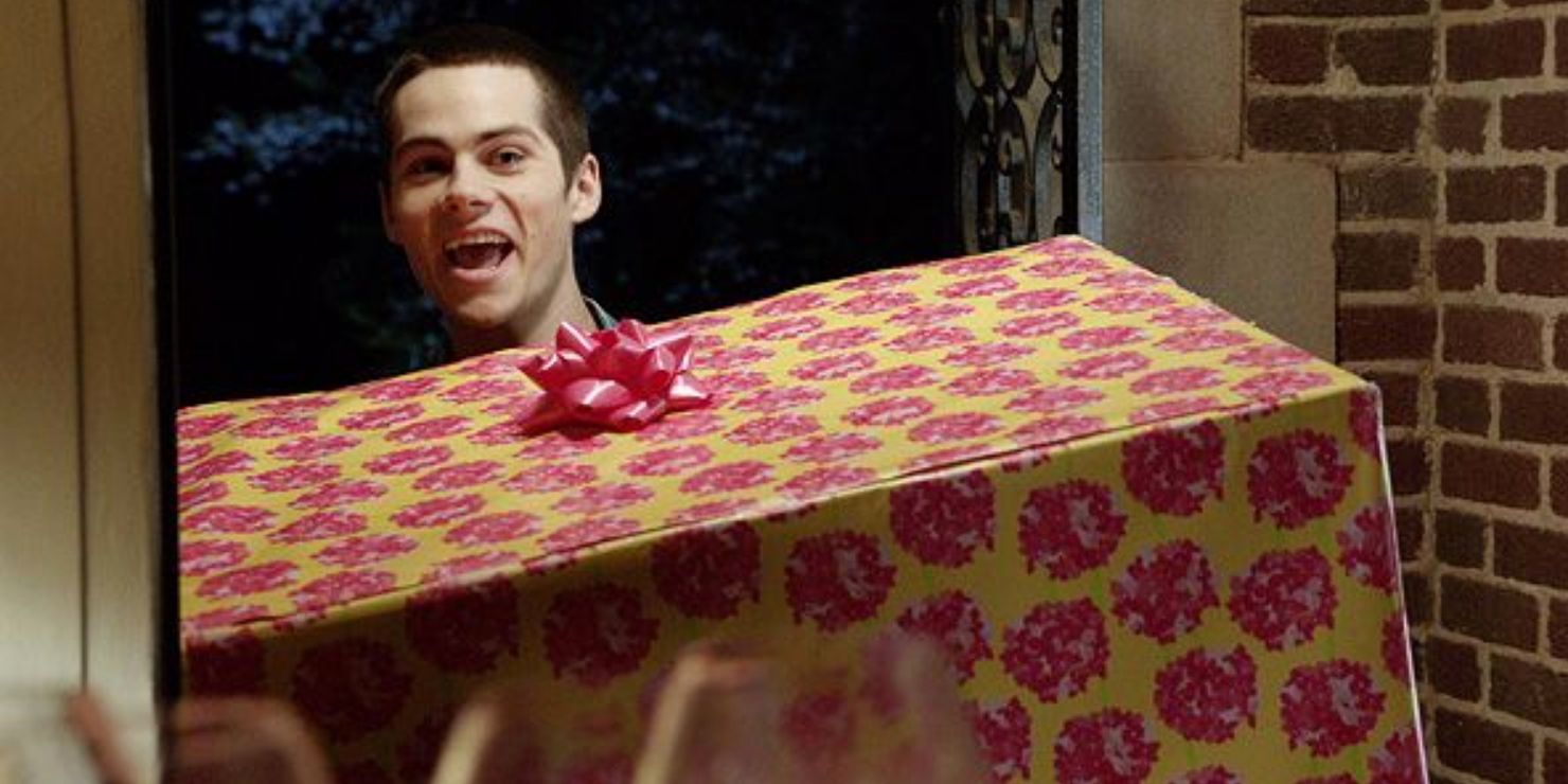 Stiles giving Lydia a birthday present In Teen Wolf