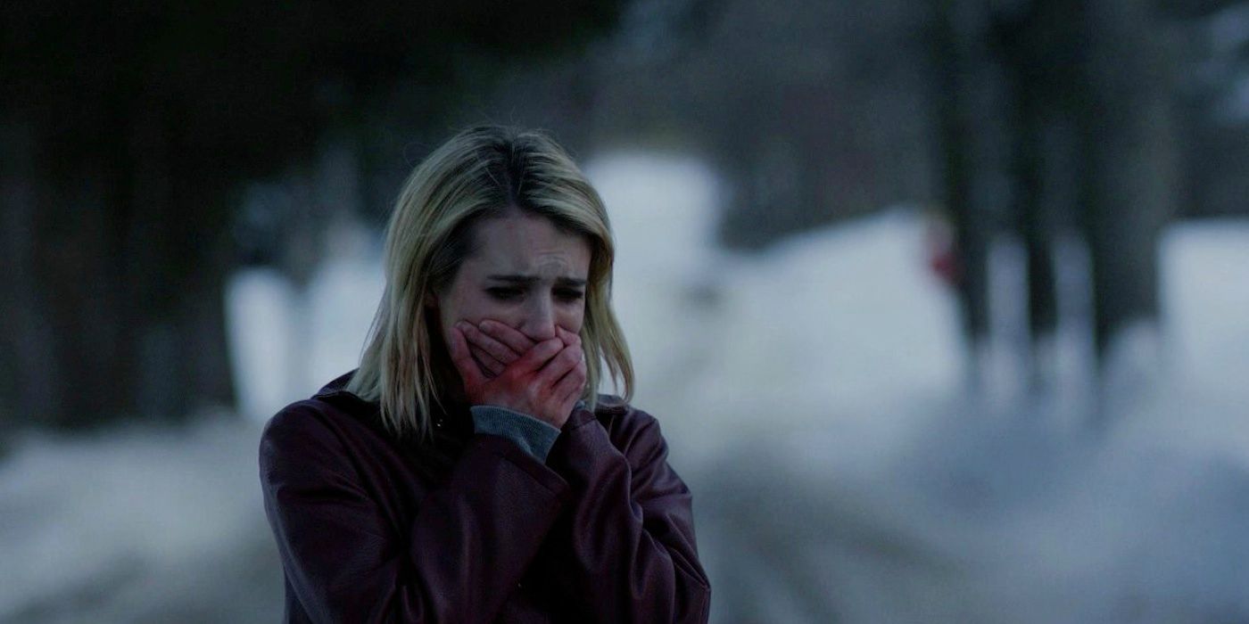 Emma Roberts segurando a boca com as mãos em The Blackcoat's Daughter