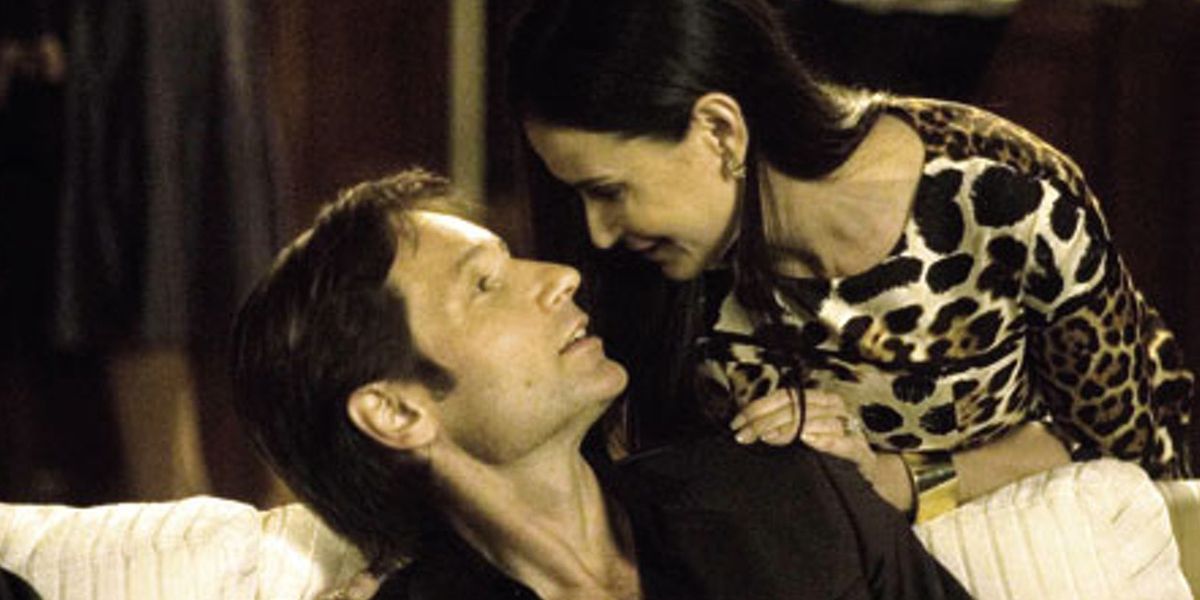 A couple about to kiss in The Joneses.