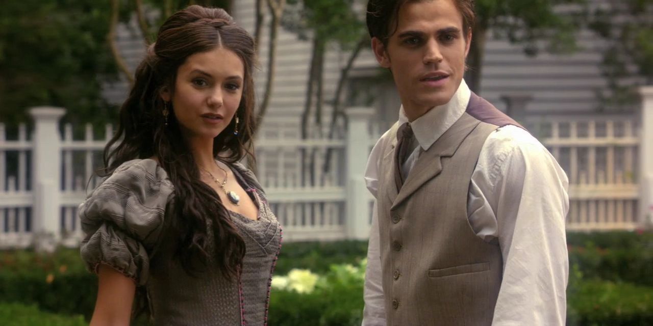 Katherine e Stefan olhando para Damon em The Vampire Diaries